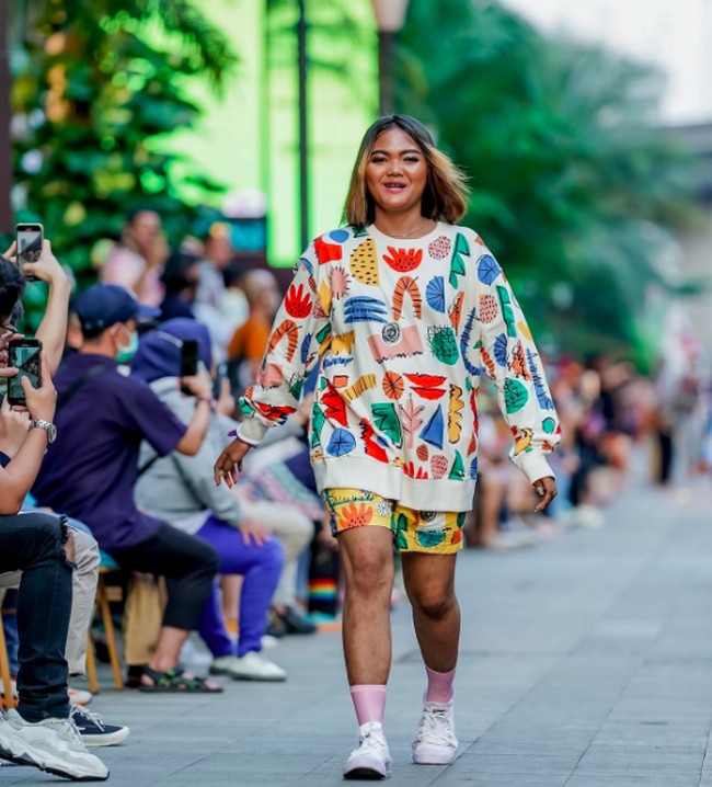 Geng Citayam Fashion Week lainnya yang ikut serta di fashion show tersebut adalah Kurma. Ia tampil casual dengan sweater dan celana pendek bermotif senada. Foto: dok. Instagram/@mallkuningancity