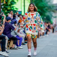 Geng Citayam Fashion Week lainnya yang ikut serta di fashion show tersebut adalah Kurma. Ia tampil casual dengan sweater dan celana pendek bermotif senada. Foto: dok. Instagram/@mallkuningancity