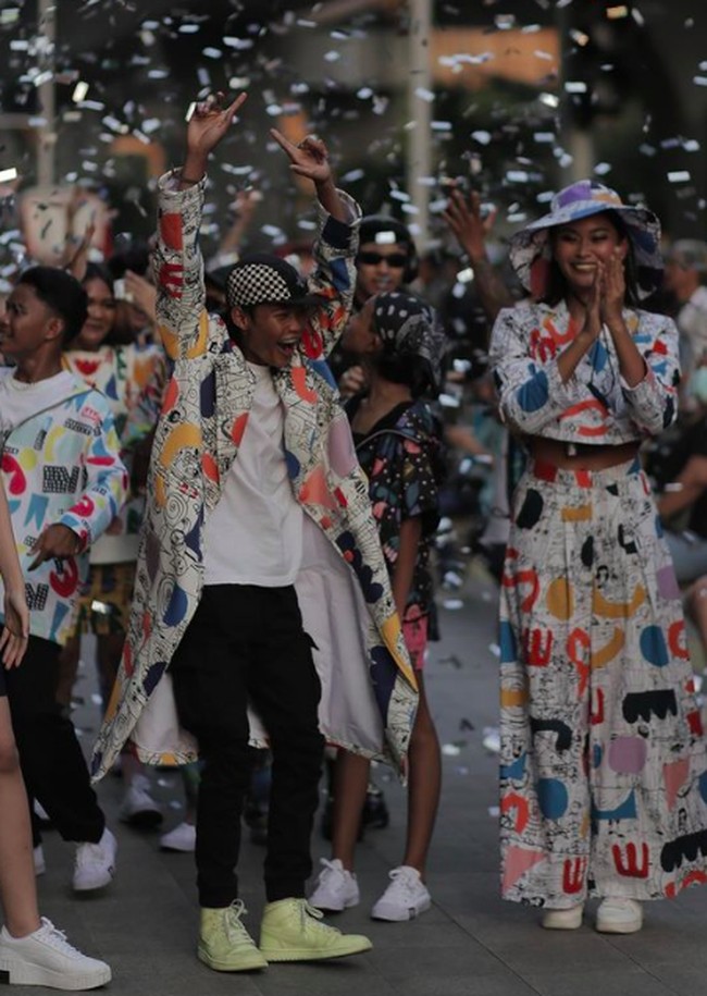 Sejumlah geng ‘Citayam Fashion Week’ tampil di acara fashion show resmi yang digelar di Mall Kuningan City bekerjasama dengan sejumlah brand lokal, termasuk Calla The Label. Bonge dan kawan-kawan tampil dengan busana dari brand asal Bandung tersebut didampingi oleh sejumlah model profesional. Foto: dok. Instagram/Calla The Label