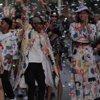 Sejumlah geng ‘Citayam Fashion Week’ tampil di acara fashion show resmi yang digelar di Mall Kuningan City bekerjasama dengan sejumlah brand lokal, termasuk Calla The Label. Bonge dan kawan-kawan tampil dengan busana dari brand asal Bandung tersebut didampingi oleh sejumlah model profesional. Foto: dok. Instagram/Calla The Label