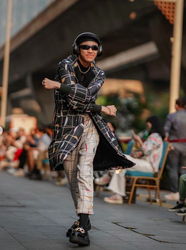 Ada juga Ale yang mengaku sebagai pelopor Citayam Fashion Week yang tampil stylish dengan jaket oversize dan celana bermotif. Busananya tersebut adalah koleksi Savannah dari Calla The Label. Foto: dok. Instagram/Calla The Label