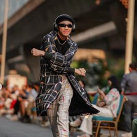 Ada juga Ale yang mengaku sebagai pelopor Citayam Fashion Week yang tampil stylish dengan jaket oversize dan celana bermotif. Busananya tersebut adalah koleksi Savannah dari Calla The Label. Foto: dok. Instagram/Calla The Label