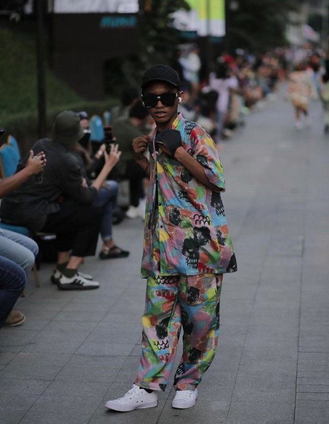 Kekasih Jeje, Roy juga didapuk sebagai model. Mereka bukan di zebra cross kawasan Dukuh Atas, Sudirman atau yang identik dengan Citayam Fashion Week, Bonge dan sejumlah temannya itu tampil di pedestrian di mal Kuningan City, Jakarta Selatan, Sabtu (30/7/2022). Foto: dok. Instagram/Calla The Label
