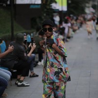 Kekasih Jeje, Roy juga didapuk sebagai model. Mereka bukan di zebra cross kawasan Dukuh Atas, Sudirman atau yang identik dengan Citayam Fashion Week, Bonge dan sejumlah temannya itu tampil di pedestrian di mal Kuningan City, Jakarta Selatan, Sabtu (30/7/2022). Foto: dok. Instagram/Calla The Label