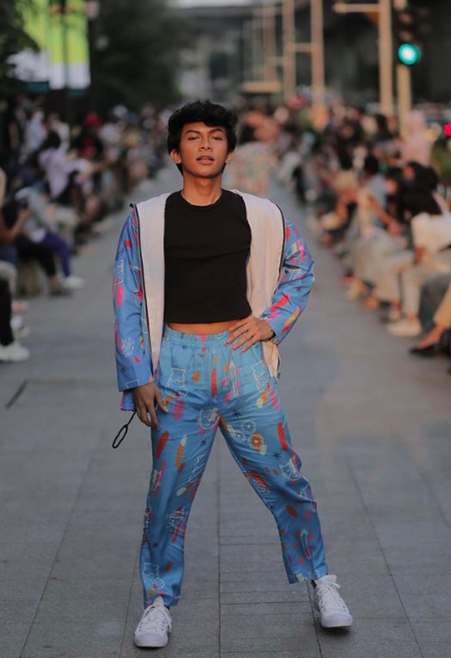 Miinho yang juga merupakan geng Citayam Fashion Week tampil serba biru. Di bagian dalamnya, dia mengenakan crop top Foto: dok. Instagram/Calla The Label