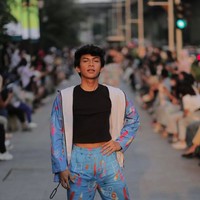 Miinho yang juga merupakan geng Citayam Fashion Week tampil serba biru. Di bagian dalamnya, dia mengenakan crop top Foto: dok. Instagram/Calla The Label