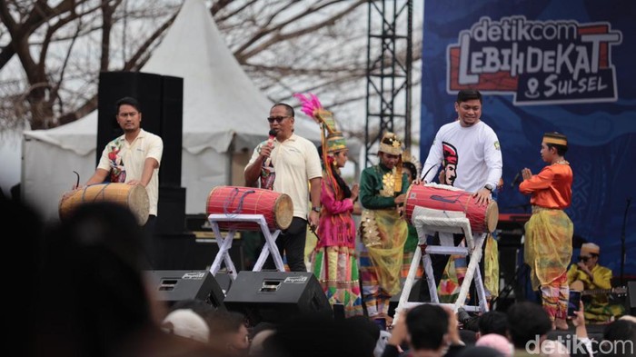 Bupati Gowa Adnan Purichta Ichsan (kanan) saat ikut meluncurkan detikSulsel di Makassar.