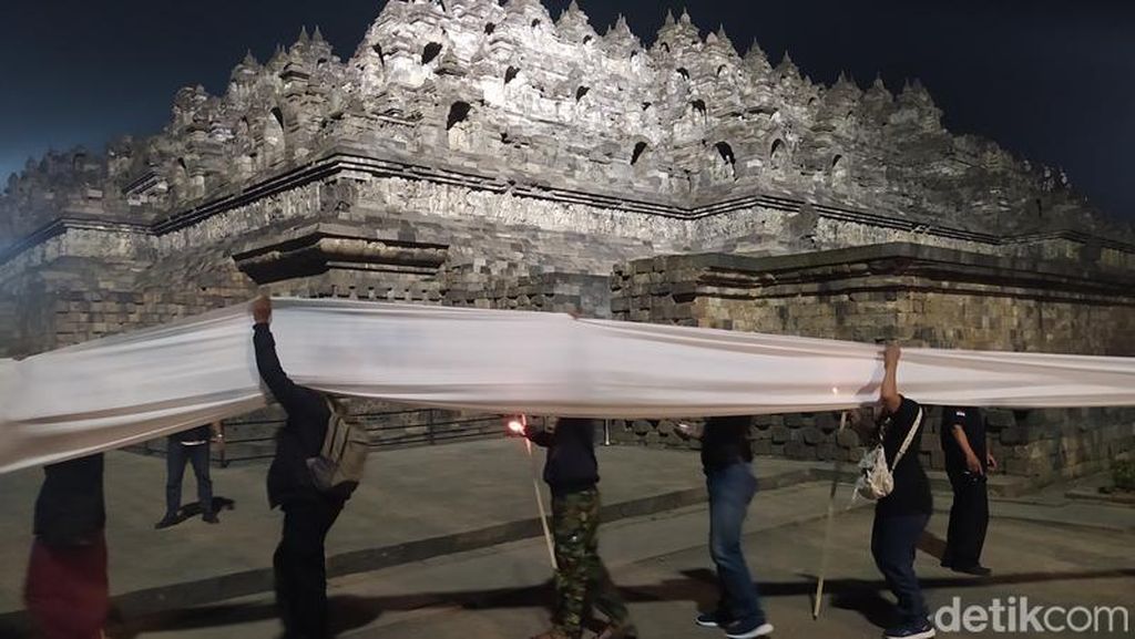 Peringatan Malam Suro, Kain Putih 600 Meter Membentang di Borobudur