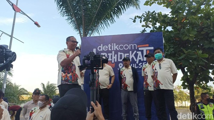 CEO detiknetwork Abdul Aziz melepas peserta jalan sehat detikSulsel di TSM Makassar.