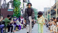 Ale juga nggak kalah kerennya berjalan di catwalk yang digelar di trotoar depan mall Kuningan City. Foto: dok. Instagram Mal Kuningan City