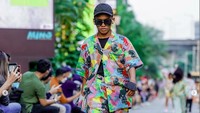 Aksi Roy berjalan sebagai muse Fashion Sport ‘RUN TO RUNWAY’ menggunakan kacamata dari Ivan Gunawan. Foto: dok. Instagram Mal Kuningan City
