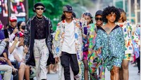 Lihat nih aksi Bonge cs bak model profesional jalan di fashion show pertama mereka yang diadakan di trotoar Mall Kuningan City, kemarin. Foto: dok. Instagram Mal Kuningan City