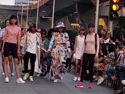 Bonge Cs Catwalk Bareng Model Pro hingga Muncul di Videotron
