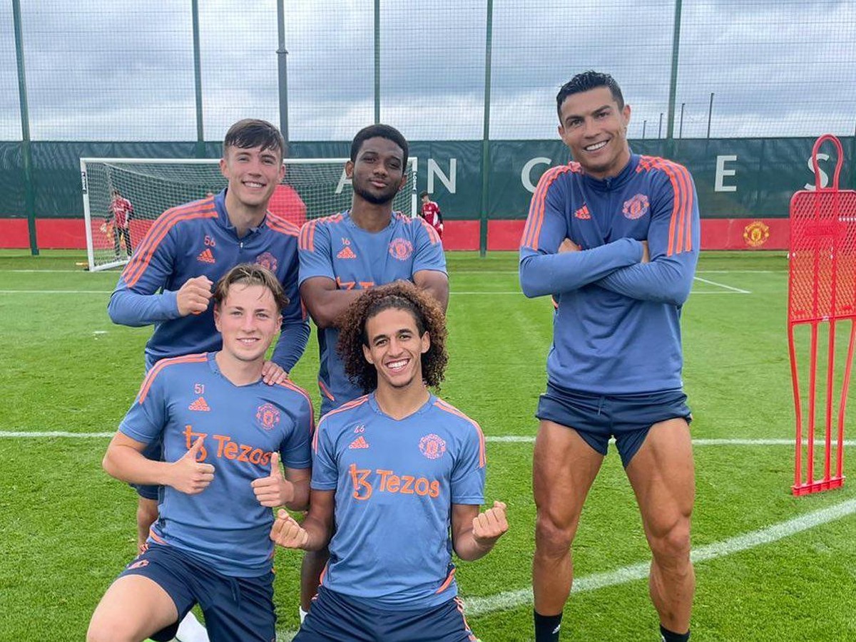 Cristiano Ronaldo Pose dengan Para Pemain Muda MU, Kode nih? (Instagram/cristiano)