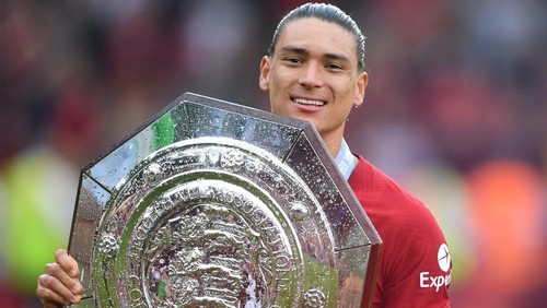 LEICESTER, ENGLAND - JULY 30: Darwin Nunez of Liverpool celebrates with the FA Community Shield trophy following his teams victory in the FA Community Shield between Manchester City and Liverpool at The King Power Stadium on July 30, 2022 in Leicester, England. (Photo by Harriet Lander/Copa/Getty Images,)
