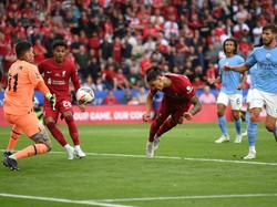 Darwin Nunez, striker baru Liverpool langsung cetak gol, plus sumbang penalti di laga tersebut setelah sundulannya membentur tangan Ruben Dias (Getty Images)