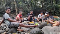 Sori Nae memang tidak jauh dari pusat Kota Dompu. Hanya butuh waktu sekitar 30 menit yang harus ditempuh menggunakan kendaraan untuk sampai di lokasi. Di sini kalian bisa piknik menikmati suasana sambil ngobrol asyik dengan teman. (Faruk Nickyrawi/detikTravel)