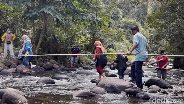 Salah satu wisatawan bernama Zaenal mengaku datang jauh-jauh bersama rekan kerjanya ke Sori Nae, karena ingin menikmati suasana alam hutan di pinggir kota yang masih terjaga kelestariannya. (Faruk Nickyrawi/detikTravel) Salah satu wisatawan bernama Zaenal mengaku datang jauh-jauh bersama rekan kerjanya ke Sori Nae, karena ingin menikmati suasana alam hutan di pinggir kota yang masih terjaga kelestariannya. (Faruk Nickyrawi/detikTravel)