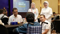 Direktur Keuangan dan Manajemen Risiko Telkomsel Mohamad Ramzy menyapa peserta lokakarya untuk komunitas penyandang disabilitas yang merupakan pelaku UMKM yang terselenggara di Solo, Sabtu (30/7).