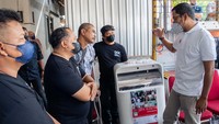 Para pelaku UMKM dari komunitas penyandang disabilitas berbincang dengan Direktur Keuangan dan Manajemen Risiko Telkomsel Mohamad Ramzy dalam usai acara Telkomsel Digital Creative Entrepreneurs (DCE). Hal itu dilakukan untuk membuka peluang kemajuan di dunia digital termasuk bagi para penyandang disabilitas yang bergerak di bidang UMKM.
