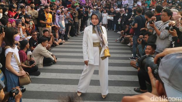 Muria Fashion Show bertajuk Citayam Fashion Week di CFD alun-alun Kudus, Minggu (31/7/2022).