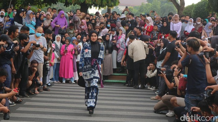 Acara Muria Fashion Show ala Citayam Fashion Week digelar di kawasan alun-alun simpang tujuh Kudus, Jawa Tengah, Minggu (31/7/2022) berlangsung meriah. Acara digelar saat car free day (CFD) itu mengundang antusias warga untuk menyaksikan.