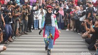 Aris mengatakan ada 70 peserta fashion show. Mereka kebanyakan dari warga Kudus. Menurutnya acara fashion ini diutamakan pada outfit baju yang dikenakan peserta. Panitia tidak mengkategorikan masalah jalan ataupun bodi peserta. Pemenang juara pertama fashion show mendapatkan hadiah sebesar Rp 1 juta. (Foto: Dian Utoro Aji/detikJateng).