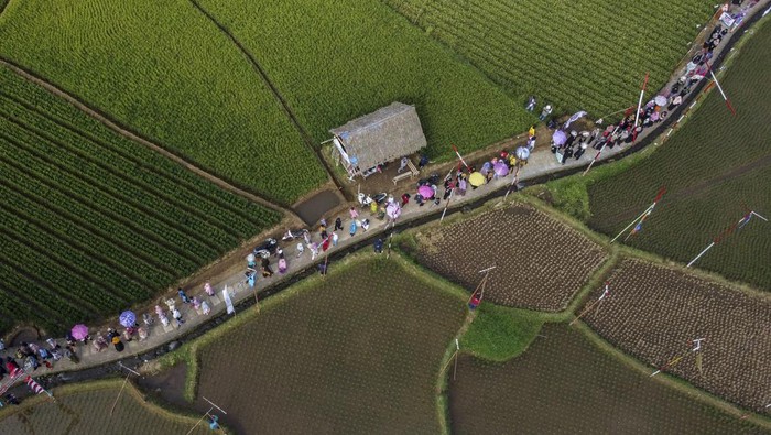 FESTIVAL KOLECER DAN BEUBEUTIAN DI TASIKMALAYA Warga mengarak makanan beubeutian atau makanan tradisional pada Festival Kolecer dan Beubeutian di Kampung Cisayong, Kabupaten Tasikmalaya, Jawa Barat, Minggu (31/7/2022). Acara tersebut merupakan tradisi budaya lokal hajat lembur sebagai rasa syukur warga atas melimpahnya hasil bumi. ANTARA FOTO/Adeng Bustomi/wsj.