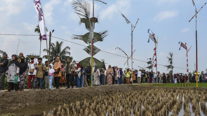 FESTIVAL KOLECER DAN BEUBEUTIAN DI TASIKMALAYA Warga mengarak makanan beubeutian atau makanan tradisional pada Festival Kolecer dan Beubeutian di Kampung Cisayong, Kabupaten Tasikmalaya, Jawa Barat, Minggu (31/7/2022). Acara tersebut merupakan tradisi budaya lokal hajat lembur sebagai rasa syukur warga atas melimpahnya hasil bumi. ANTARA FOTO/Adeng Bustomi/wsj.
