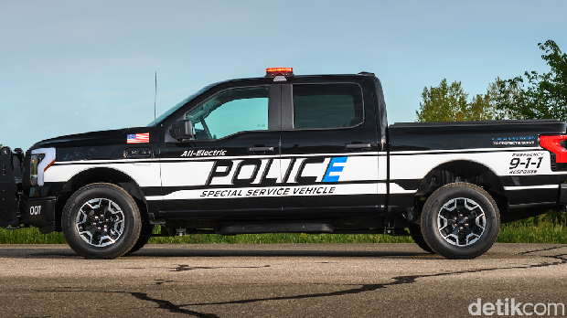 Ford pick up truck electric F-150 Lightning Pro SSV
