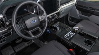 Tak main-main, Ford merancang mobil ini untuk mampu memiliki tenaga maksimal 452 HP dan torsi 1.050 Nm dengan baterai standard-range. Sementara dengan baterai extended-range, F-150 Lightning Pro SSV diklaim akan mengusung motor listrik berdaya maksimal 580 HP dan torsi 1.050 Nm. Ford F-150 Lightning Pro SSV ini diklaim hanya butuh waktu sekitar 4 detik untuk berakselerasi 0-100 km per jam. Foto: dok. Ford