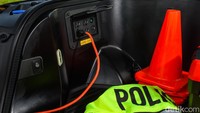Sedangkan untuk menunjang kepraktisan polisi ketika bertugas, Ford juga membenamkan 220 A DC to DC power source di area bak seluas 3,9 meter perseginya. Foto: dok. Ford