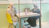 Lebih senang bersikap santai, Laudya Cynthia Bella hobi menjalani meeting di kafe dengan santai. Botol pribadinya tak pernah luput dibawa saat bepergian ke luar rumah. Foto: Instagram/laudyacynthiabella