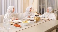 Laudya Cynthia Bella begitu dekat dengan sahabat dan orang tuanya. Dirinya juga pernah mengajak Lesti makan bersama sang ibu di ruang makan rumahnya yang bergaya modern dan elegan. Foto: Instagram/laudyacynthiabella