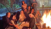 Pulang ke Bandung, Laudya Cynthia Bella asyik melaksanakan pesta bbq bersama ibu dan keluarganya. Ditemani api unggun, keluarga ini tampak begitu hangat. Foto: Instagram/laudyacynthiabella