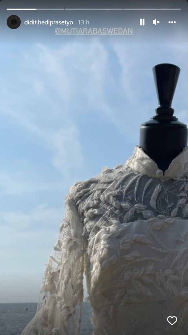 Ada peran anak Prabowo, Didit Hediprasetyo dalam acara pernikahan Mutiara Baswedan tersebut. Didit Hediprasetyo lah yang merancang salah satu gaun resepsi pernikahan putri sulung Anies Baswedan itu. Foto: Gaun pengantin Mutiara Baswedan rancangan Didit Prabowo (Tangkapan layar Instagram Stories Didit Hediprasetyo)