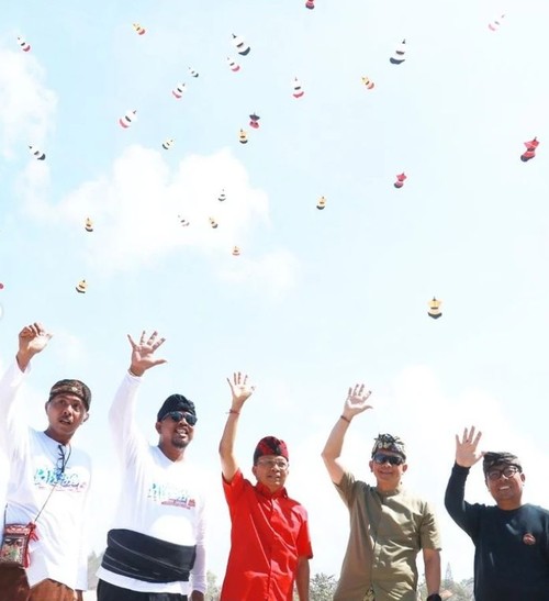 Gubernur Bali, Wayan Koster didampingi Kapolda Bali, Irjen. Pol. Putu Jayan Danu Putra dan Wakil Wali Kota Denpasar, I Kadek Agus Arya Wibawa secara resmi membuka Festival Layangan Bali 2022 di Pantai Mertasari, Sanur, Denpasar.