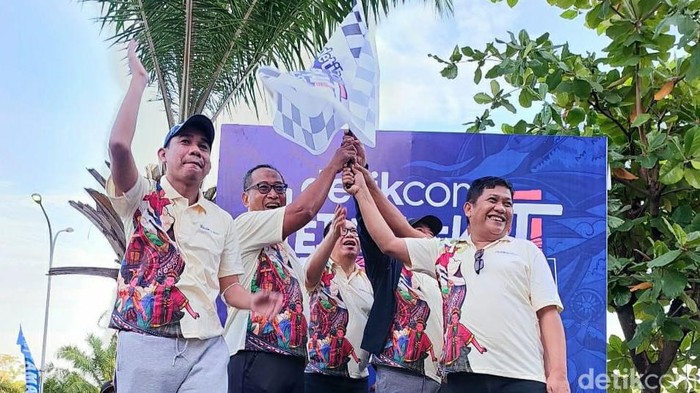Kadiskominfo Sulsel Amson Padolo (paling kanan) saat ikut melakukan launching detikSulsel di Makassar.
