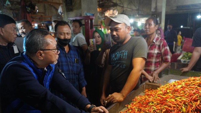 Kala Mendag Blusukan di Pasar Malam Keputran Surabaya Menteri Perdagangan Zulkifli Hasan terus melakukan blusukan hingga ke Pasar Malam Keputran Surabaya. Ia memastikan harga kebutuhan pokok terus mengalami penurunan.