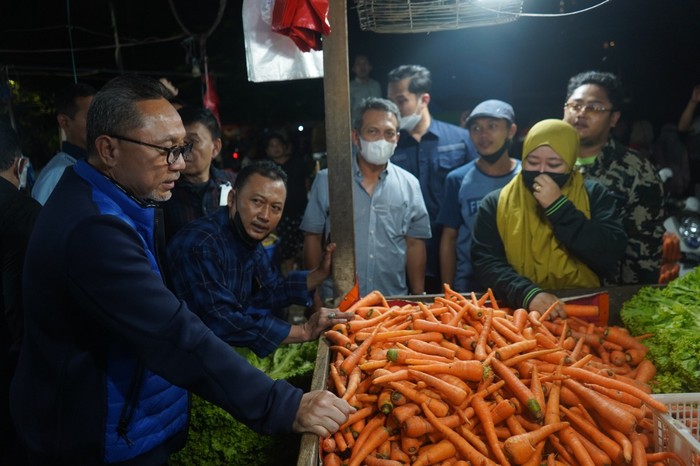Menteri Perdagangan Zulkifli Hasan terus melakukan blusukan hingga ke Pasar Malam Keputran Surabaya. Ia memastikan harga kebutuhan pokok terus mengalami penurunan.