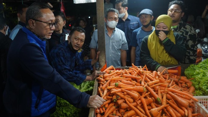 Menteri Perdagangan Zulkifli Hasan terus melakukan blusukan hingga ke Pasar Malam Keputran Surabaya. Ia memastikan harga kebutuhan pokok terus mengalami penurunan.