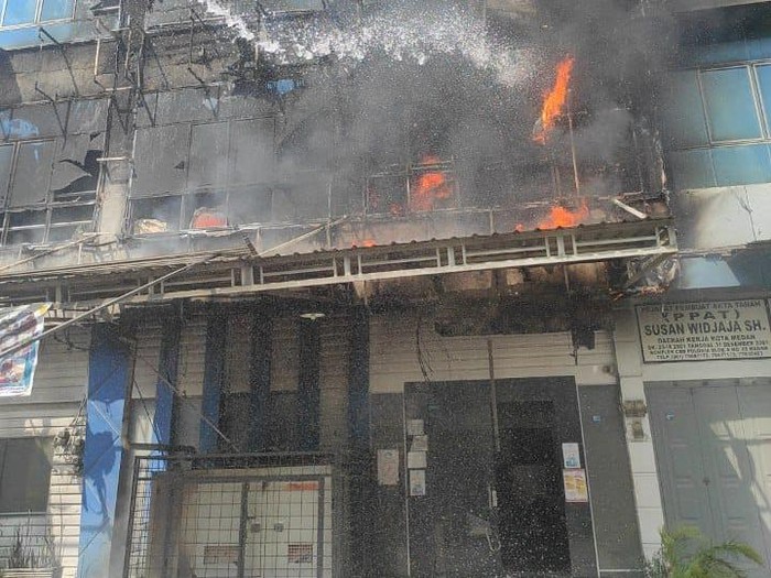 Sekolah Batari School terbakar di Jalan Padang Golf, Komplek CBD Polonia, Suka Damai, Medan Polonia, Kota Medan, Sumatera Utara. Api menyambar dari travo listrik, Minggu (31/7/2022) (istimewa).
