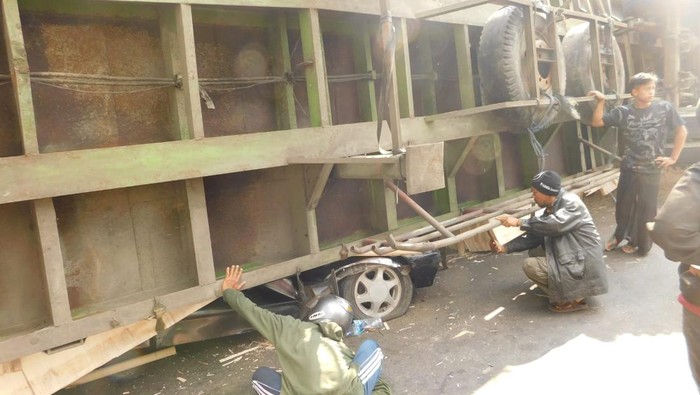 kecelakaan di jember mobil tertimpa truk