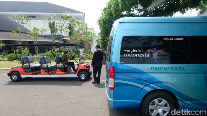 Resepsi pernikahan Anies Baswedan, Mutiara Annisa Baswedan masih berlangsung hingga hari ini. Kendaraan shuttle disediakan untuk antar jemput tamu undangan.