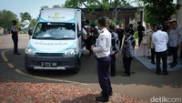 Para tamu memarkirkan kendaraan mereka di kantong parkir yang disediakan. 