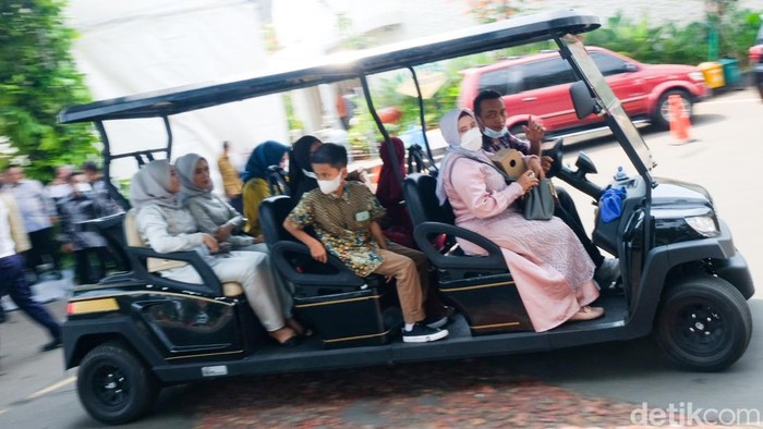 Kendaraan Shuttle Wara-wiri Antar Jemput Tamu Resepsi Putri Anies Baswedan Resepsi pernikahan Anies Baswedan, Mutiara Annisa Baswedan masih berlangsung hingga hari ini. Kendaraan shuttle disediakan untuk antar jemput tamu undangan.