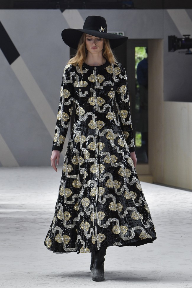 Fashion show Chanel Couture 2022 digelar di Etrier de Paris, sebuah kandang kuda dan tempat latihan berkuda di Paris, Prancis. Chanel menghadirkan koleksi glamour, busana tweed yang menjadi ciri khasnya. Foto: Getty Images/Gamma-Rapho.