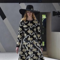 Fashion show Chanel Couture 2022 digelar di Etrier de Paris, sebuah kandang kuda dan tempat latihan berkuda di Paris, Prancis. Chanel menghadirkan koleksi glamour, busana tweed yang menjadi ciri khasnya. Foto: Getty Images/Gamma-Rapho.