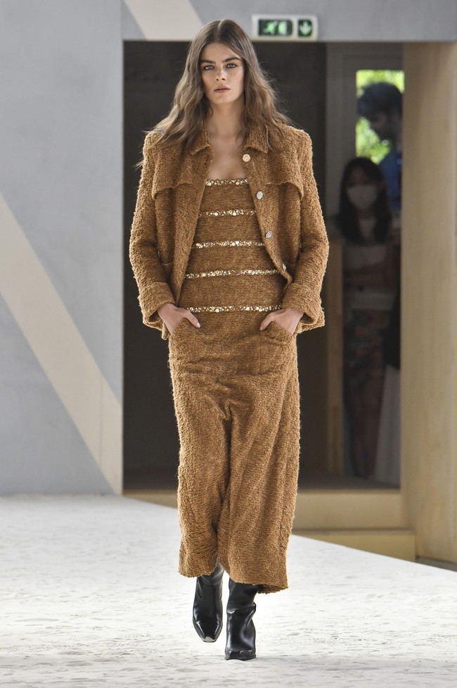 Fashion show Chanel Couture 2022 digelar di Etrier de Paris, sebuah kandang kuda dan tempat latihan berkuda di Paris, Prancis. Chanel menghadirkan koleksi glamour, busana tweed yang menjadi ciri khasnya.  Foto: Getty Images/Gamma-Rapho.
