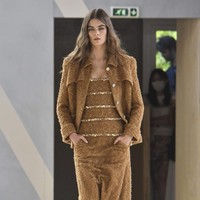 Fashion show Chanel Couture 2022 digelar di Etrier de Paris, sebuah kandang kuda dan tempat latihan berkuda di Paris, Prancis. Chanel menghadirkan koleksi glamour, busana tweed yang menjadi ciri khasnya.  Foto: Getty Images/Gamma-Rapho.